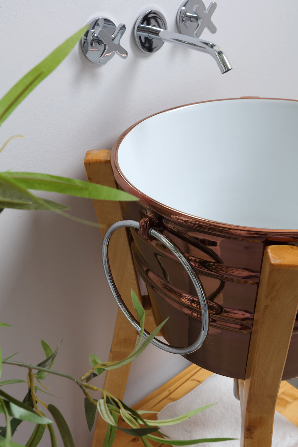 Kupferbeckenzusammensetzung auf natürlicher Tannenholzstruktur