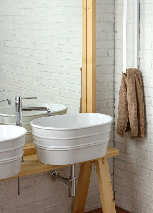 Bodenmöbel aus Holz mit Spiegel und Badewanne aus Leinen