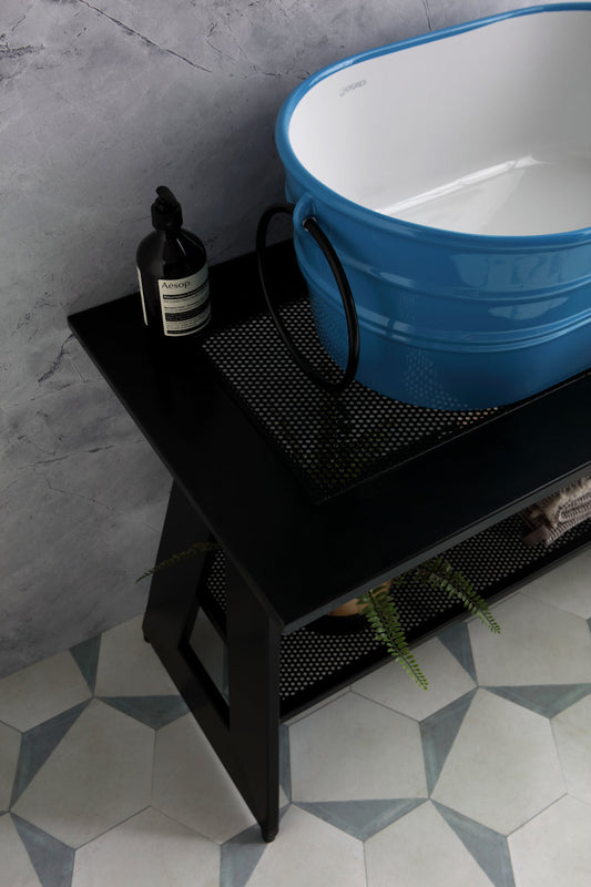 CYANNISCHE BAUMWOLLE AUF SCHWARZER STAFFEL