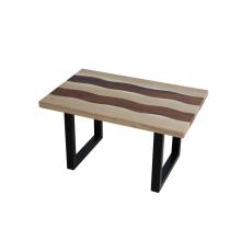 Rechteckiger Tisch aus Kastanien-/Iroko-Holz mit mattschwarzem Eisengestell.