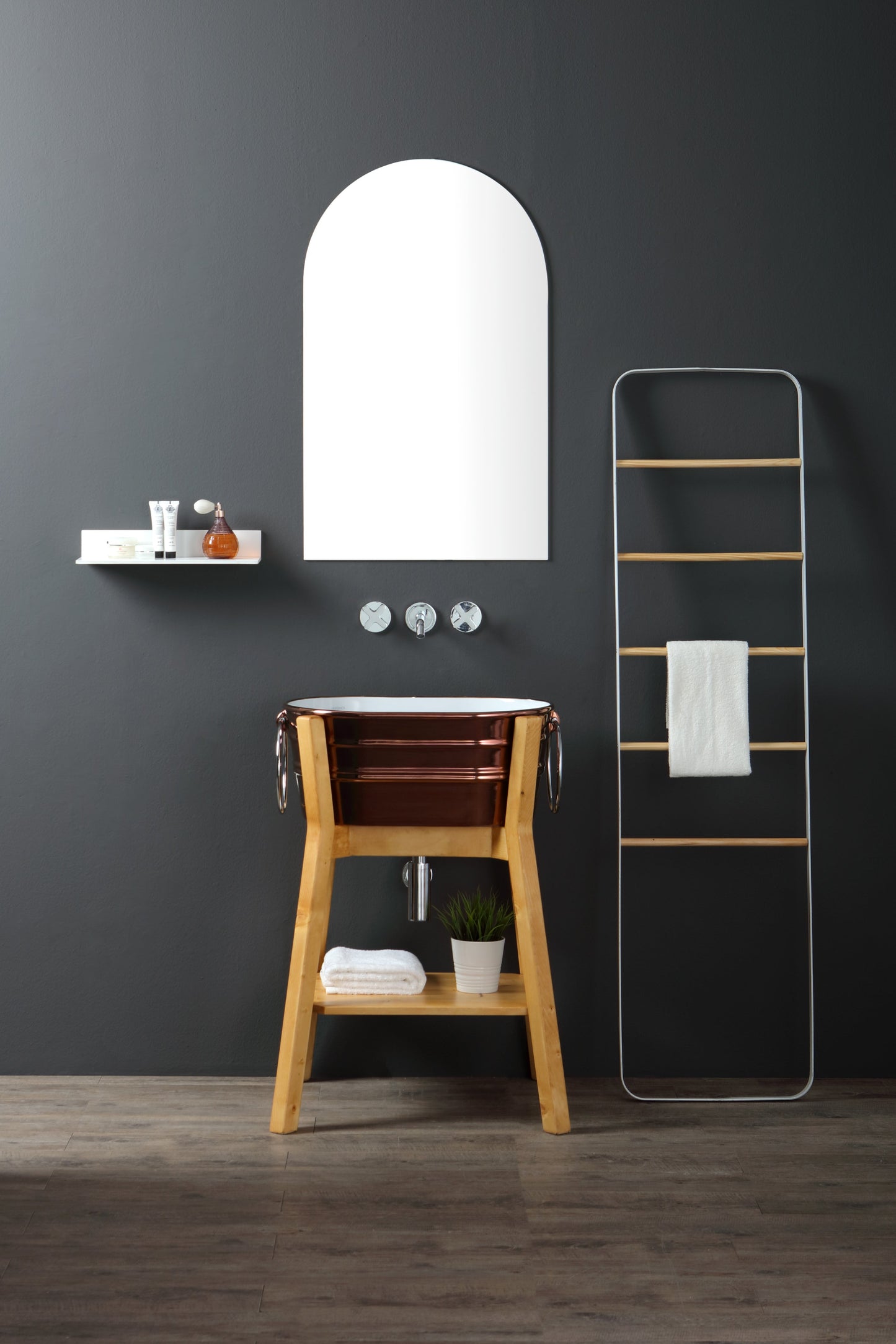 HOHE, STEHENDE HOLZWANNENKONSTRUKTION