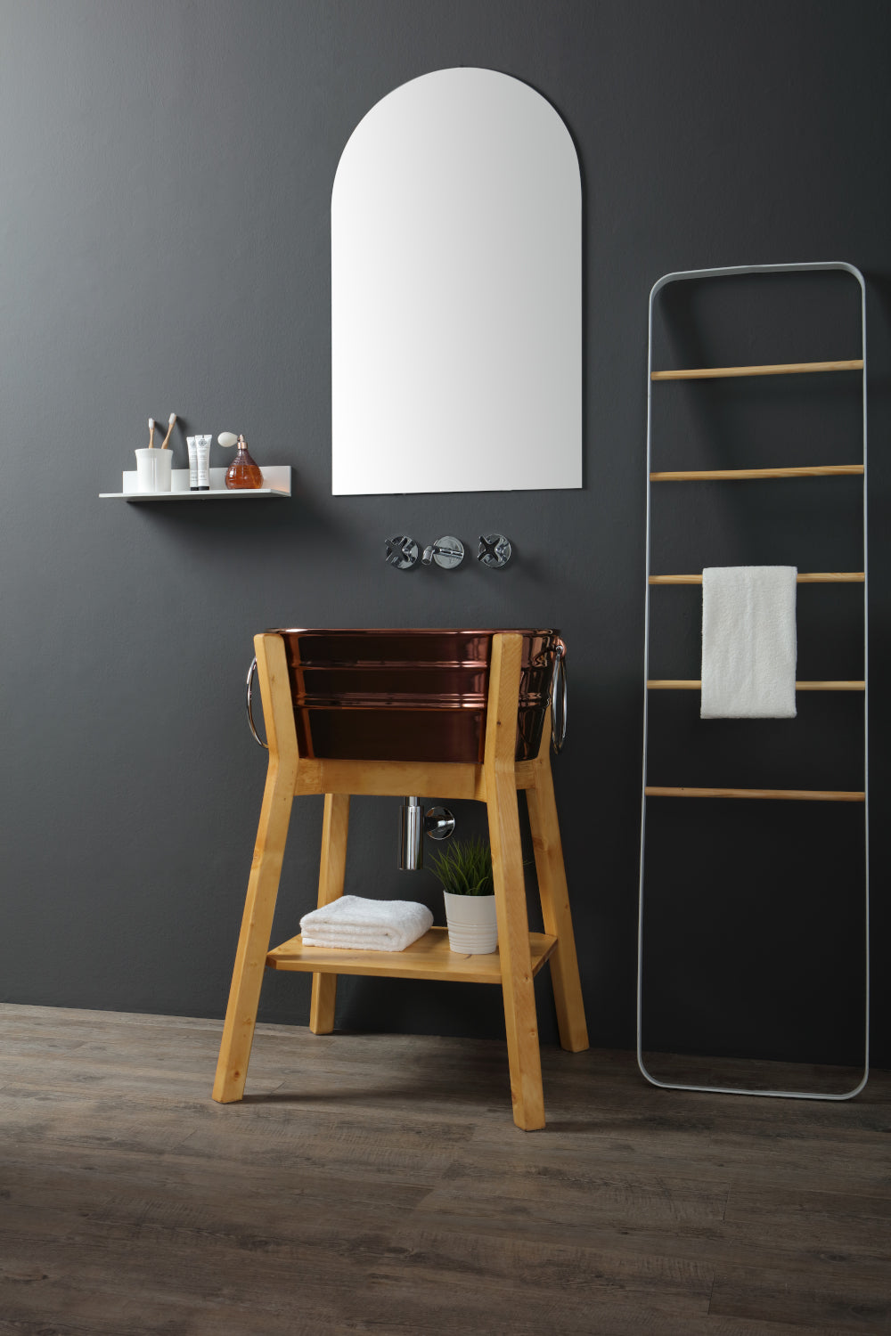 HOHE, STEHENDE HOLZWANNENKONSTRUKTION