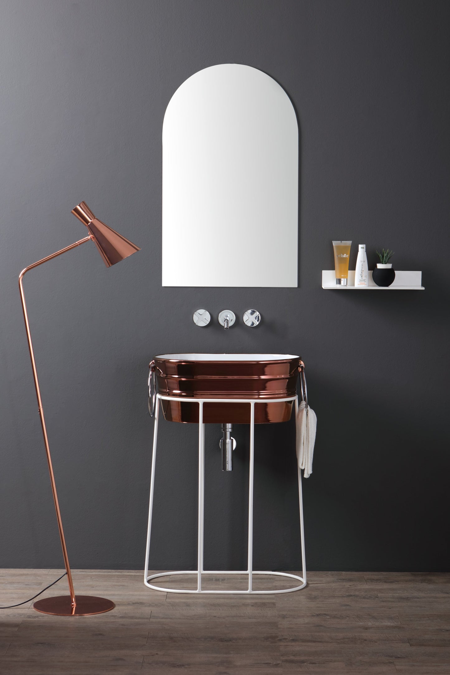 HOHE, STEHENDE METALLWANNENKONSTRUKTION