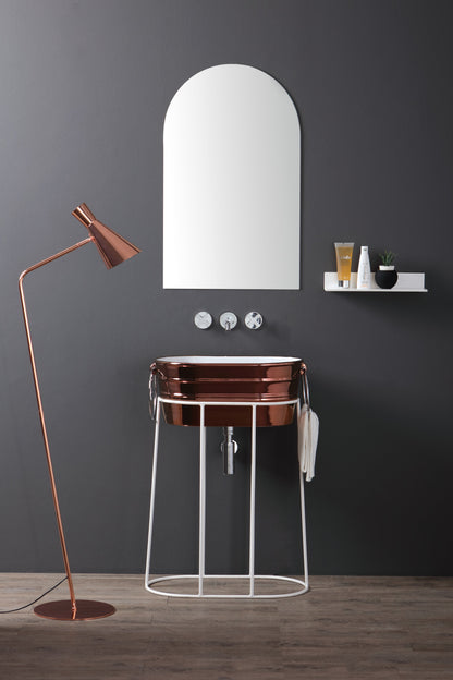 HOHE, STEHENDE METALLWANNENKONSTRUKTION