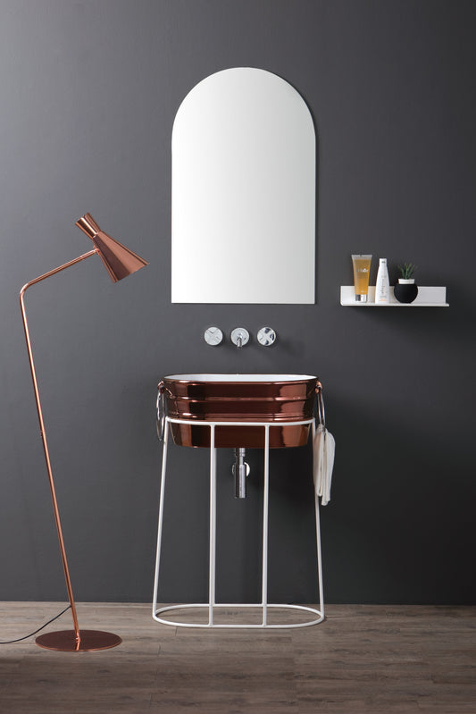 HOHE, STEHENDE METALLWANNENKONSTRUKTION