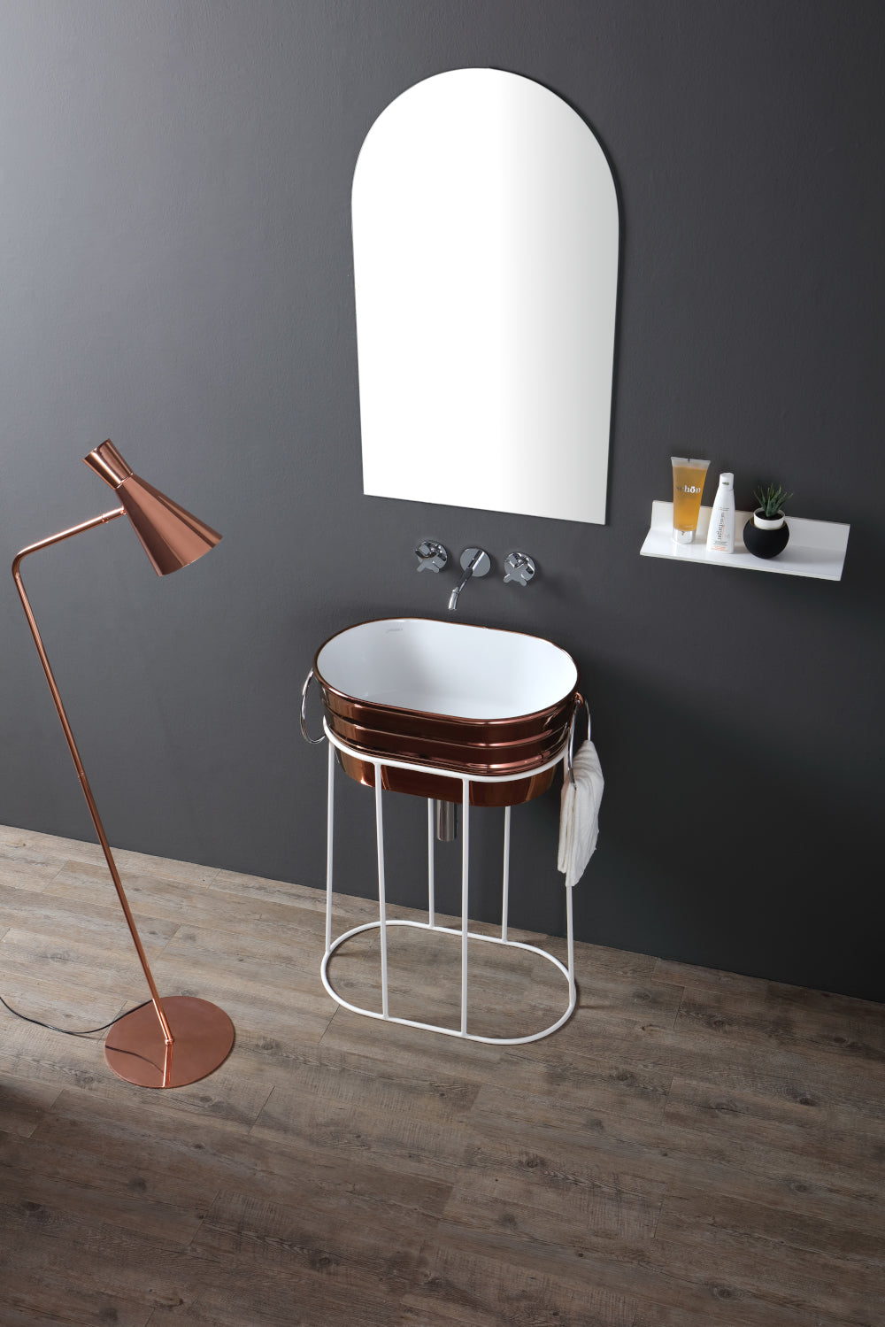 HOHE, STEHENDE METALLWANNENKONSTRUKTION