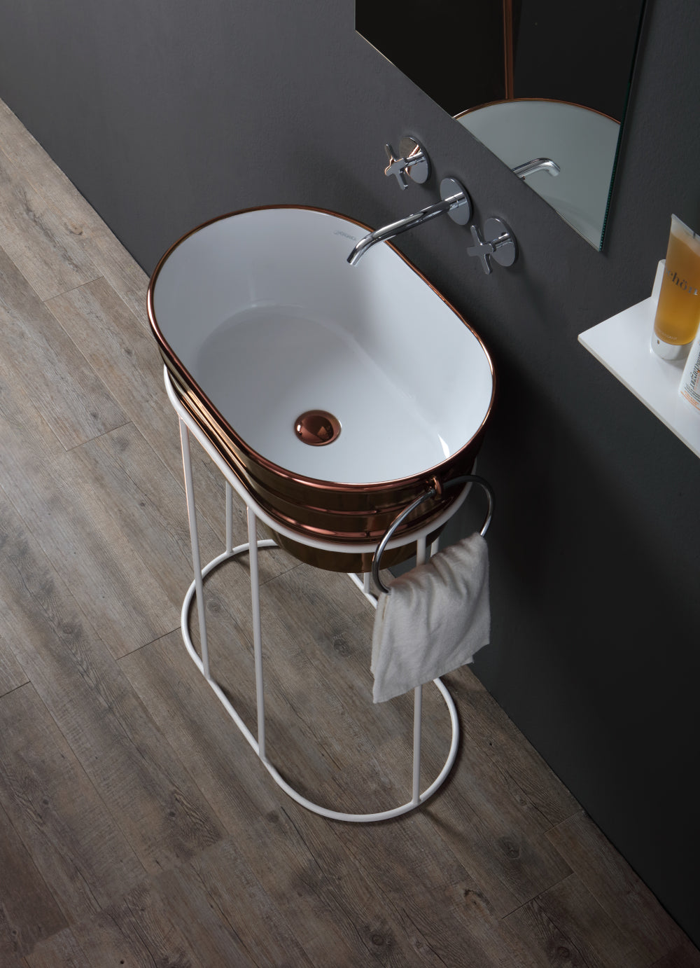 HOHE, STEHENDE METALLWANNENKONSTRUKTION