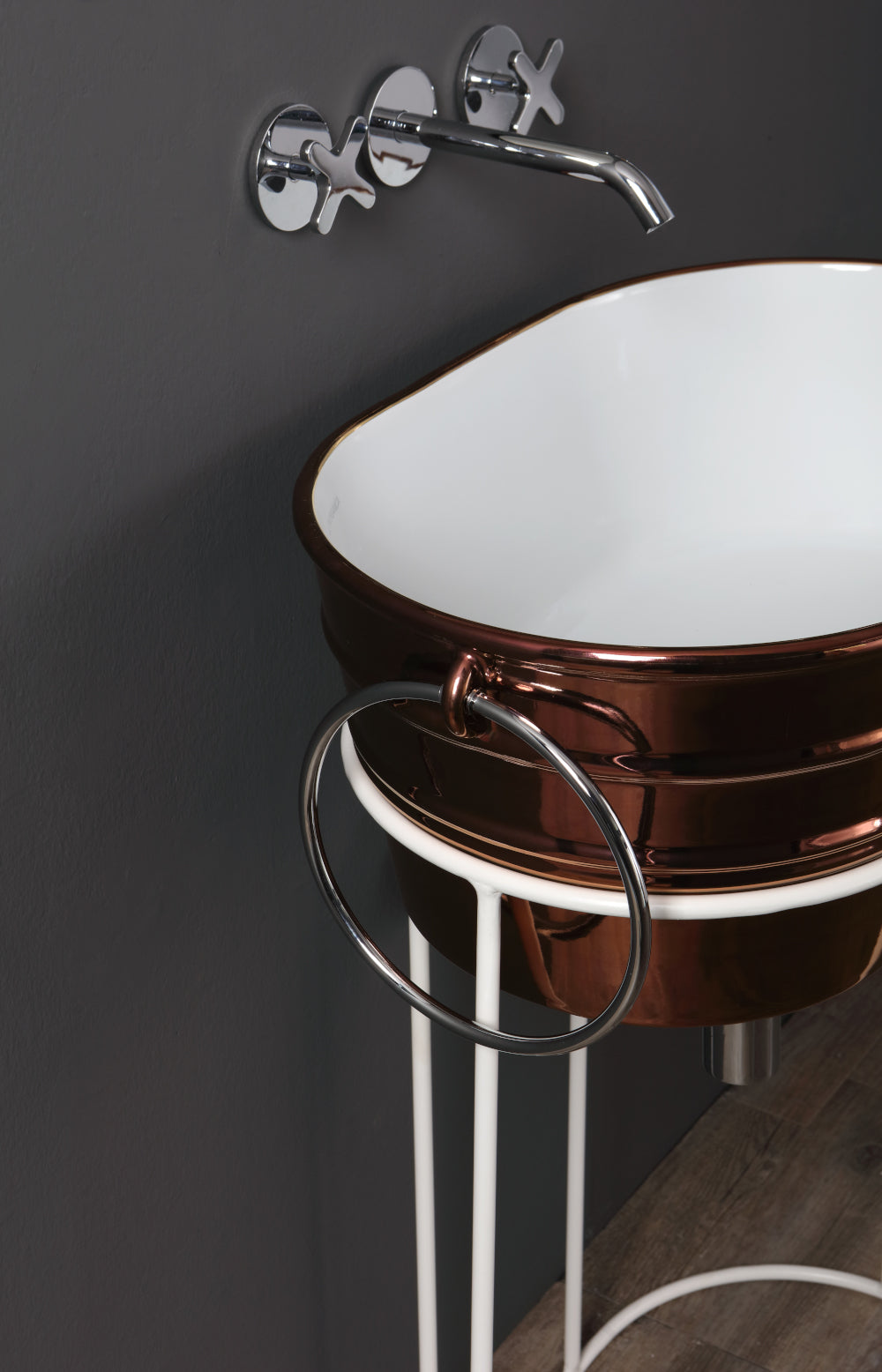 HOHE, STEHENDE METALLWANNENKONSTRUKTION