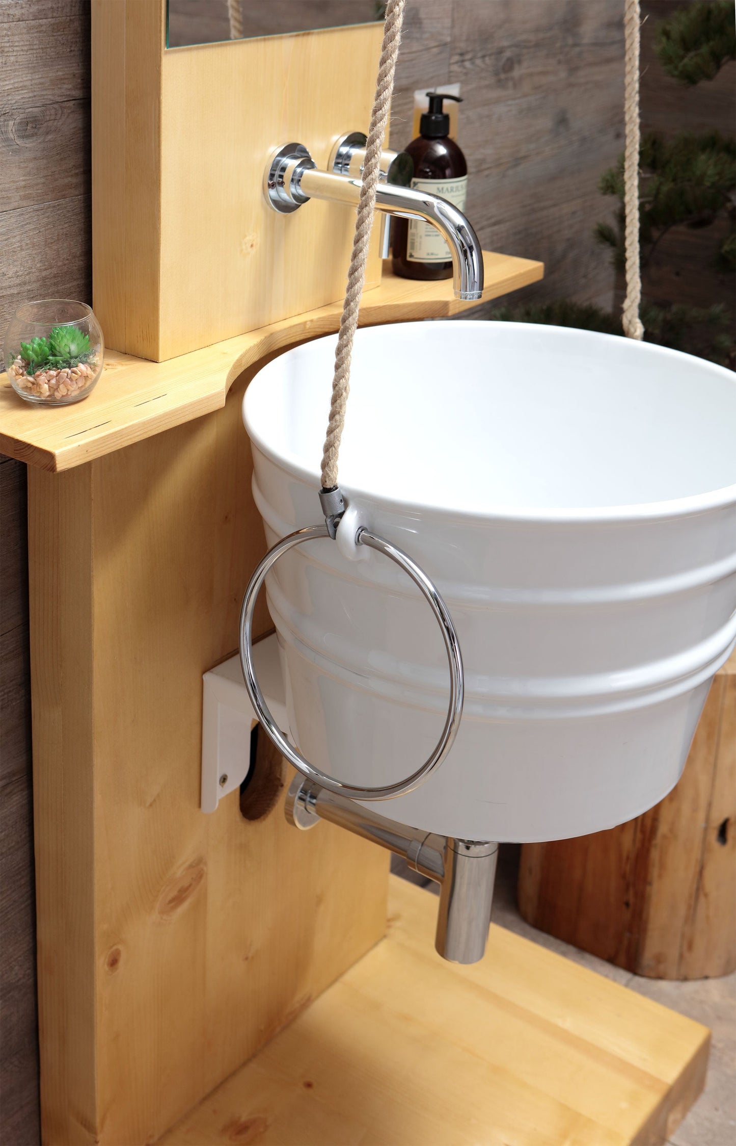 HOLZBODENKONSTRUKTION MIT SPIEGELSCHACHT BACILE