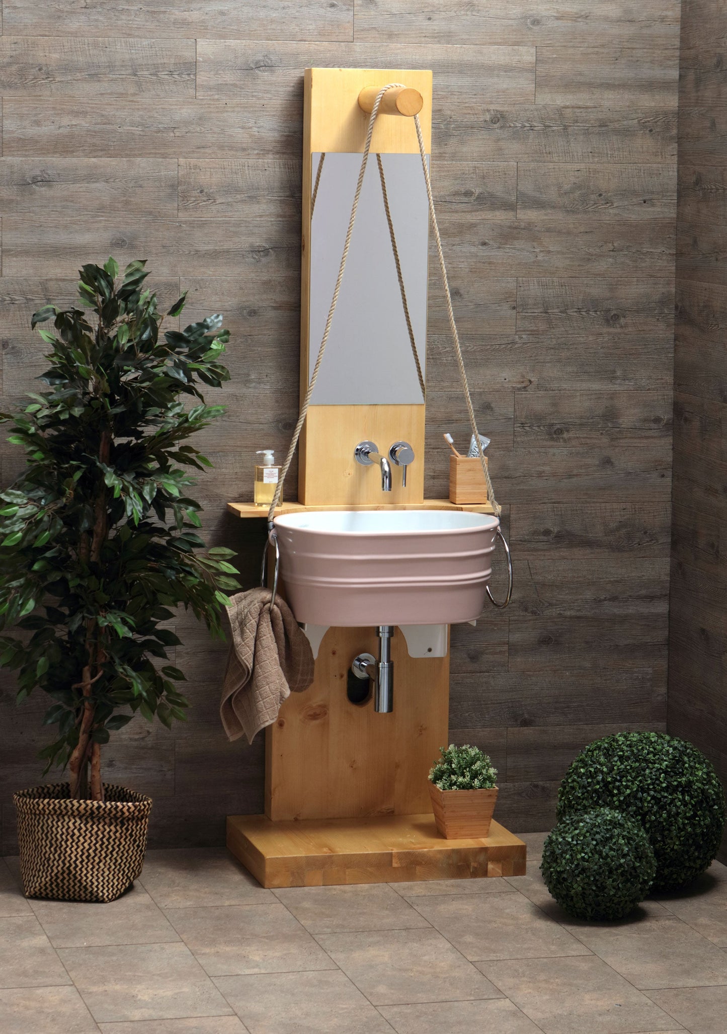 Freistehende Holzkonstruktion mit Spiegelwanne