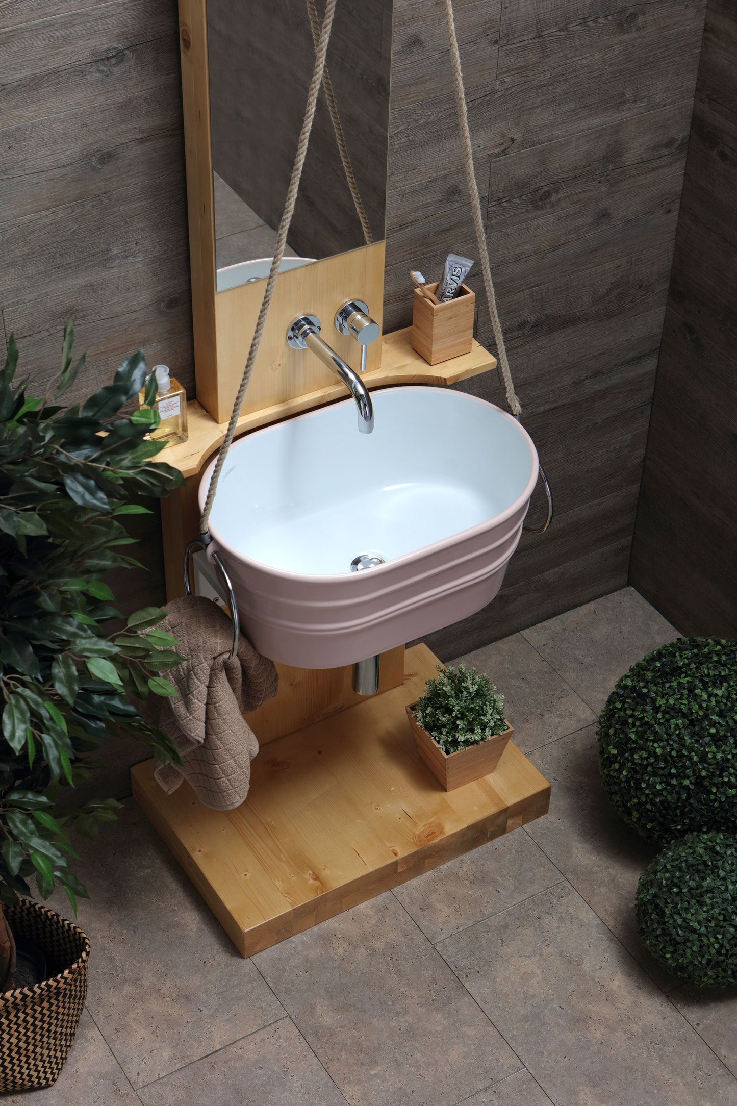 Freistehende Holzkonstruktion mit Spiegelwanne