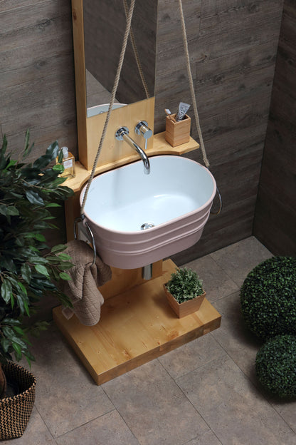 Freistehende Holzkonstruktion mit Spiegelwanne