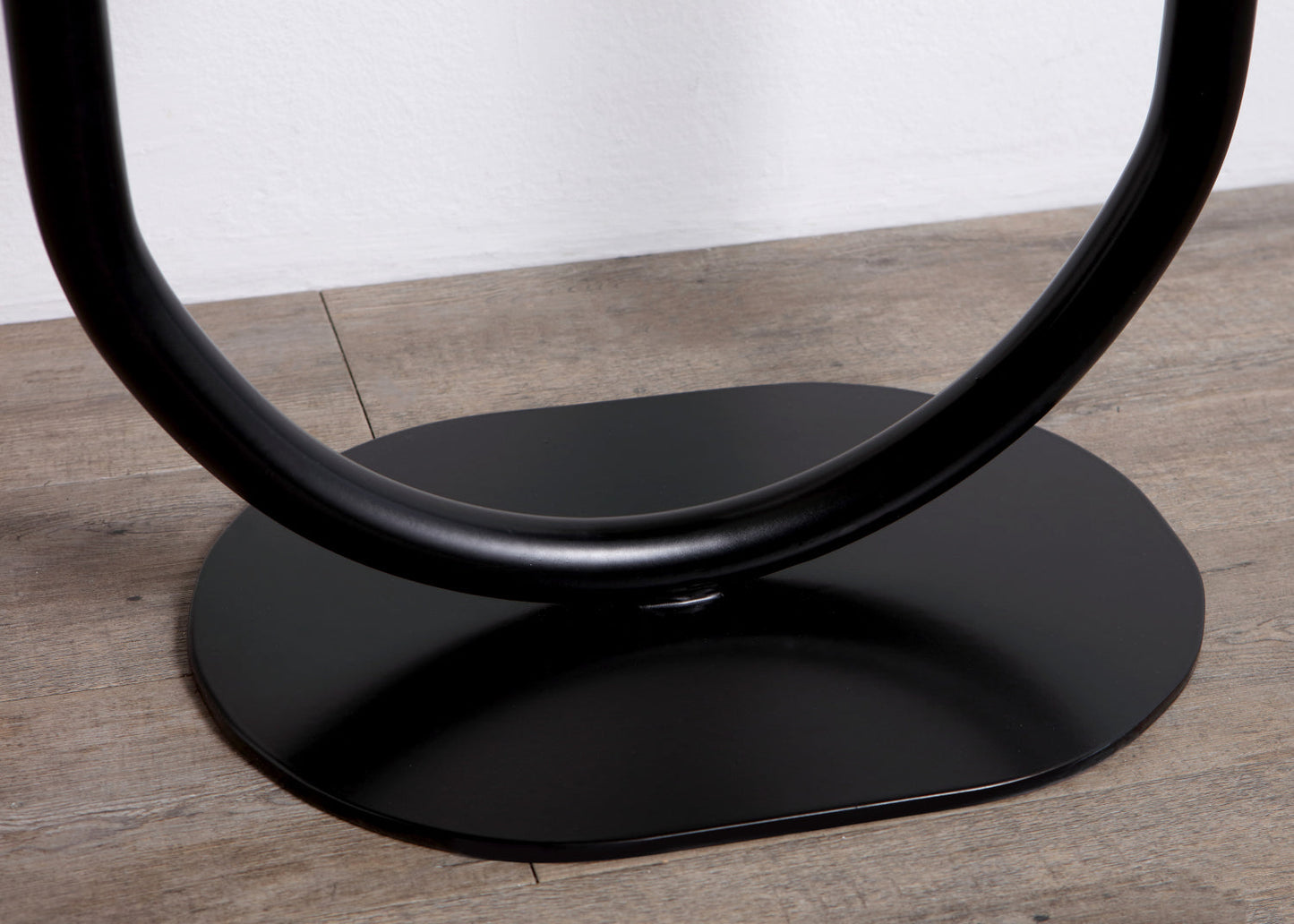 Hocker mit Metallgestell und Marmorplatte