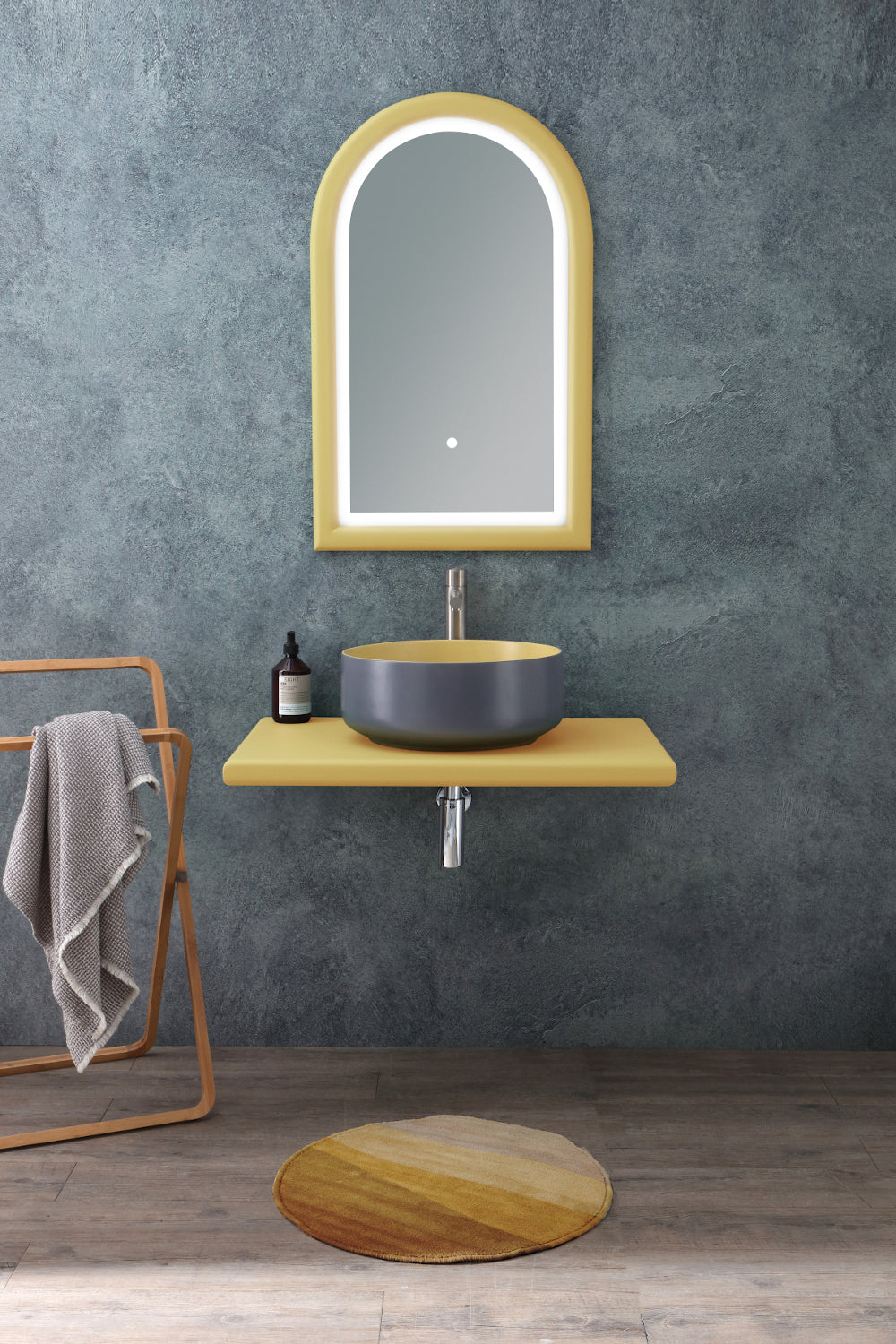 BUCCHERO-KOMPOSITION MIT REGAL UND COSMO-GRAUEM SPIEGEL