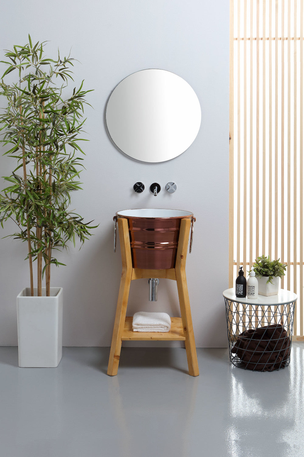 Kupferbeckenzusammensetzung auf natürlicher Tannenholzstruktur