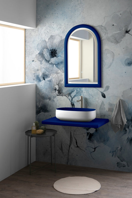 BUCCHERO-KOMPOSITION MIT REGAL UND SAPHIRBLAUEM SPIEGEL