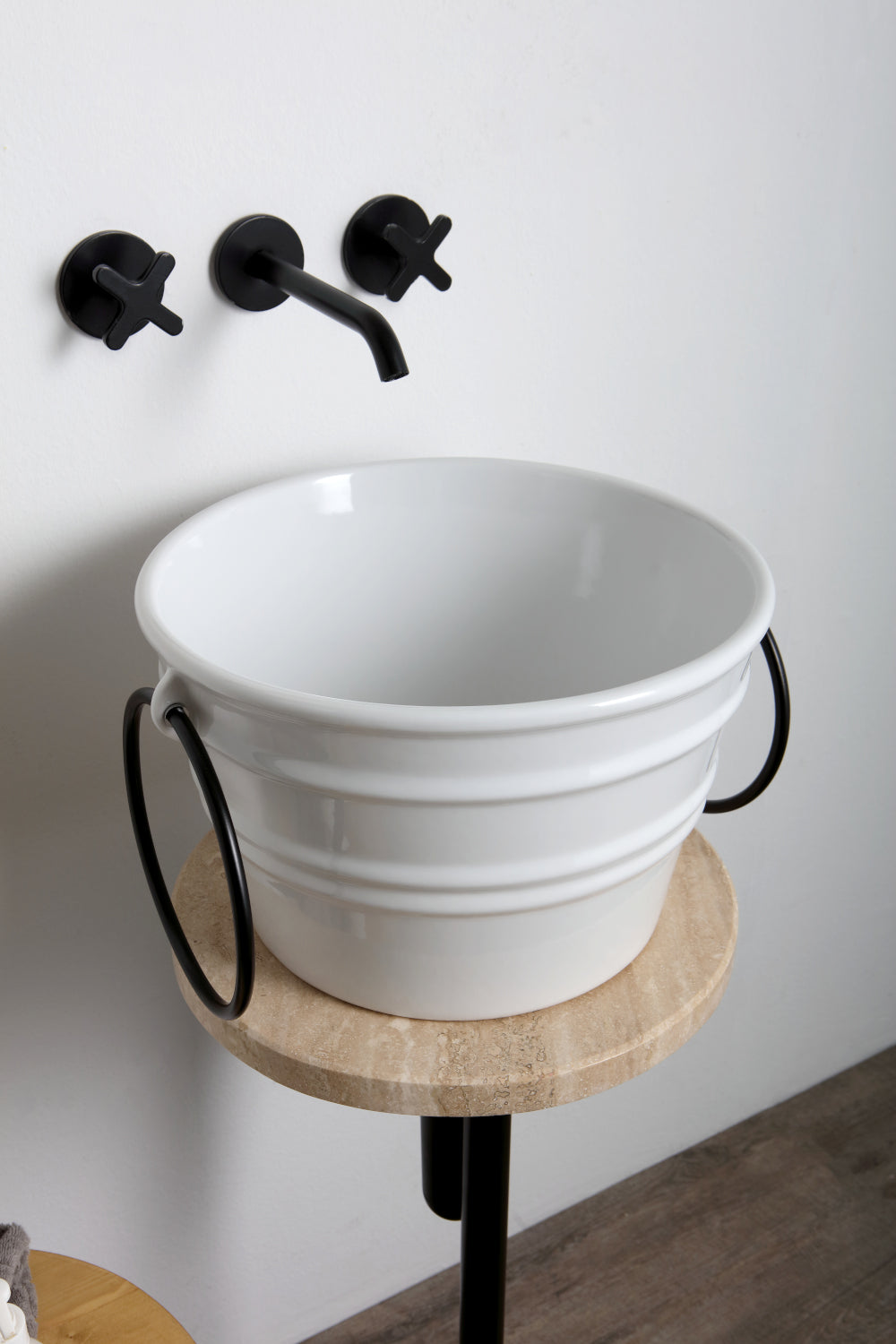 Hocker mit Metallgestell und Marmorplatte