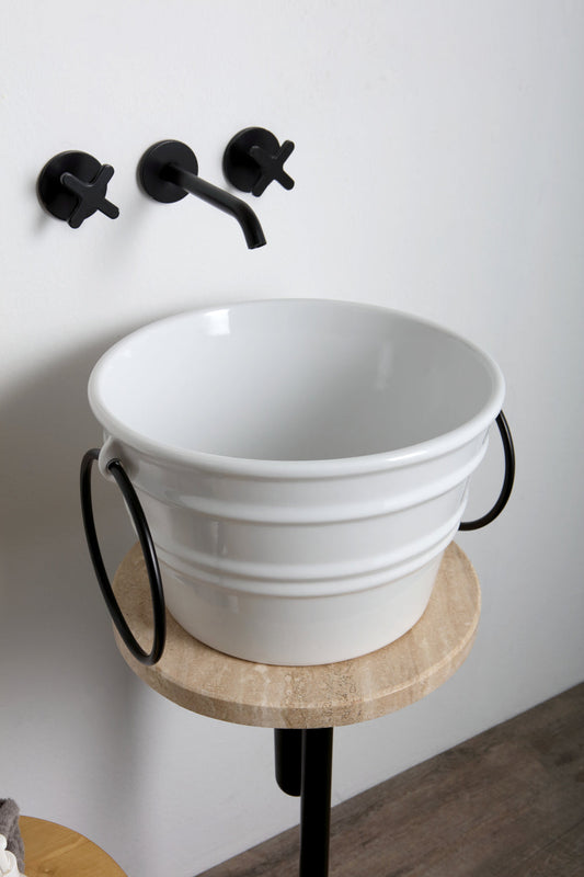 Hocker mit Metallgestell und Marmorplatte