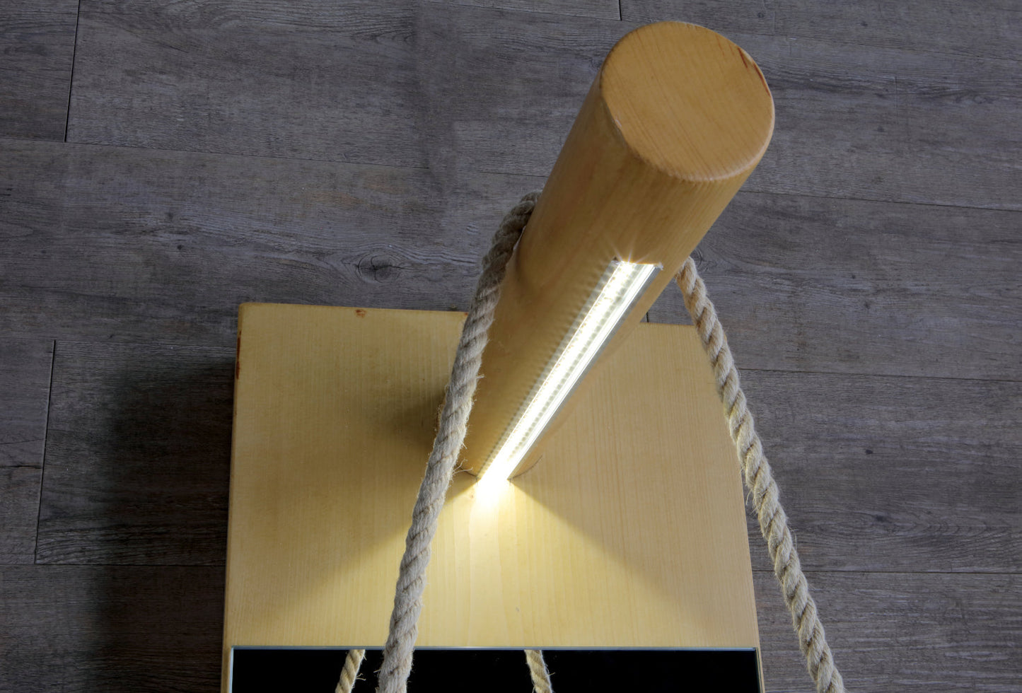 Freistehende Holzkonstruktion mit Spiegelwanne