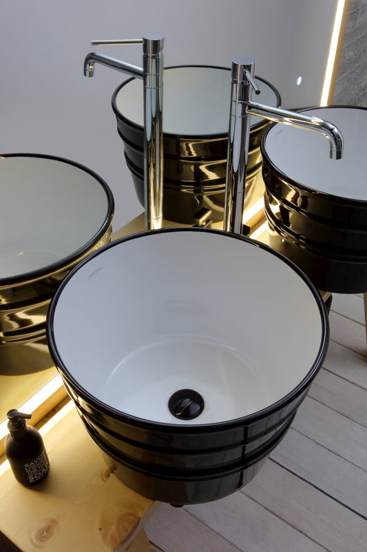 Bodenmöbel aus Holz mit skelettiertem Leinwandspiegel