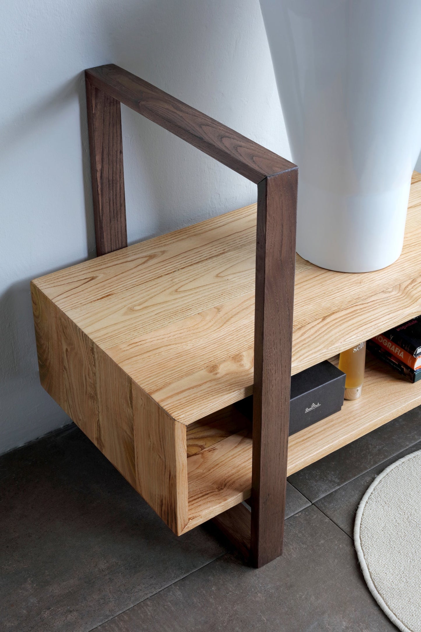 Rechteckiger Standschrank mit Handtuchhalter für Rollstühle