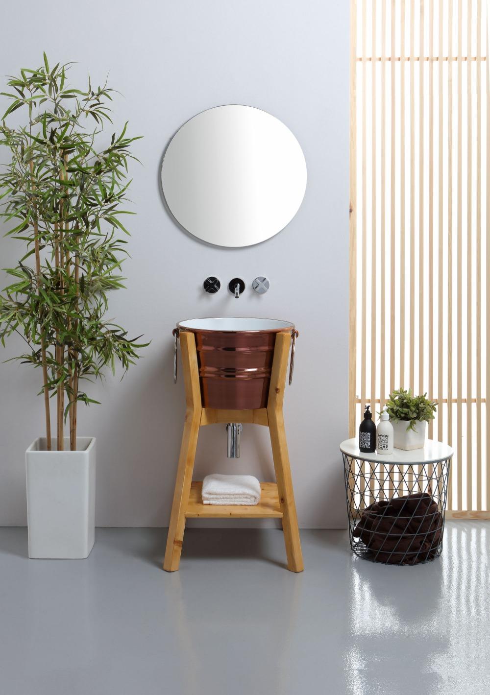 HOHE GEHÄUSEKONSTRUKTION AUS BACILE-HOLZ