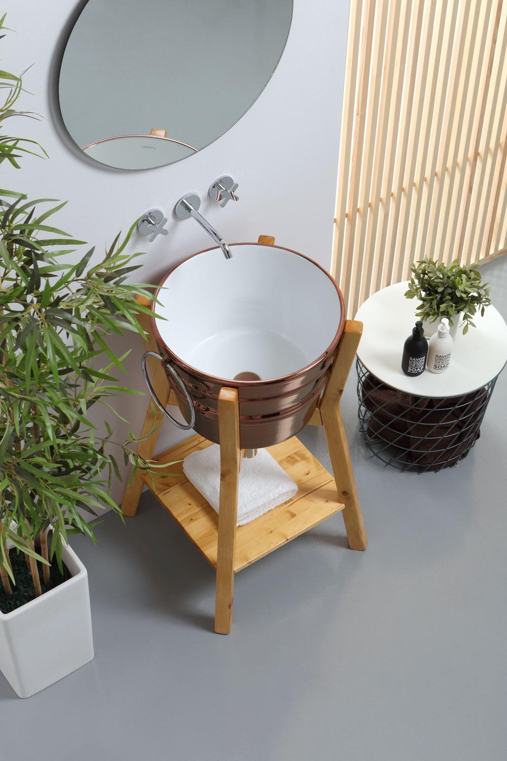 HOHE GEHÄUSEKONSTRUKTION AUS BACILE-HOLZ