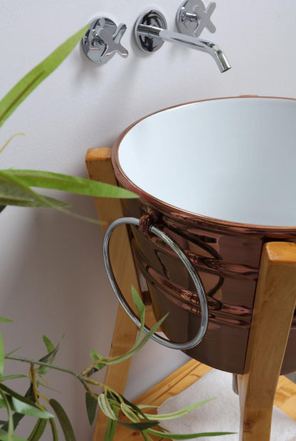 HOHE GEHÄUSEKONSTRUKTION AUS BACILE-HOLZ