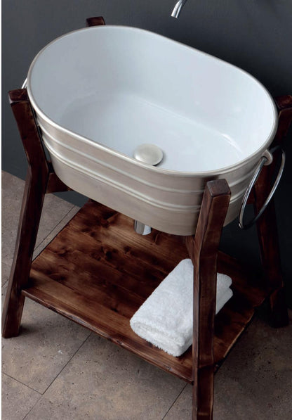 HOHE, STEHENDE HOLZWANNENKONSTRUKTION