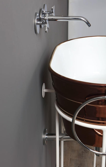 Kupferwannenkonstruktion auf weißem Untergrund