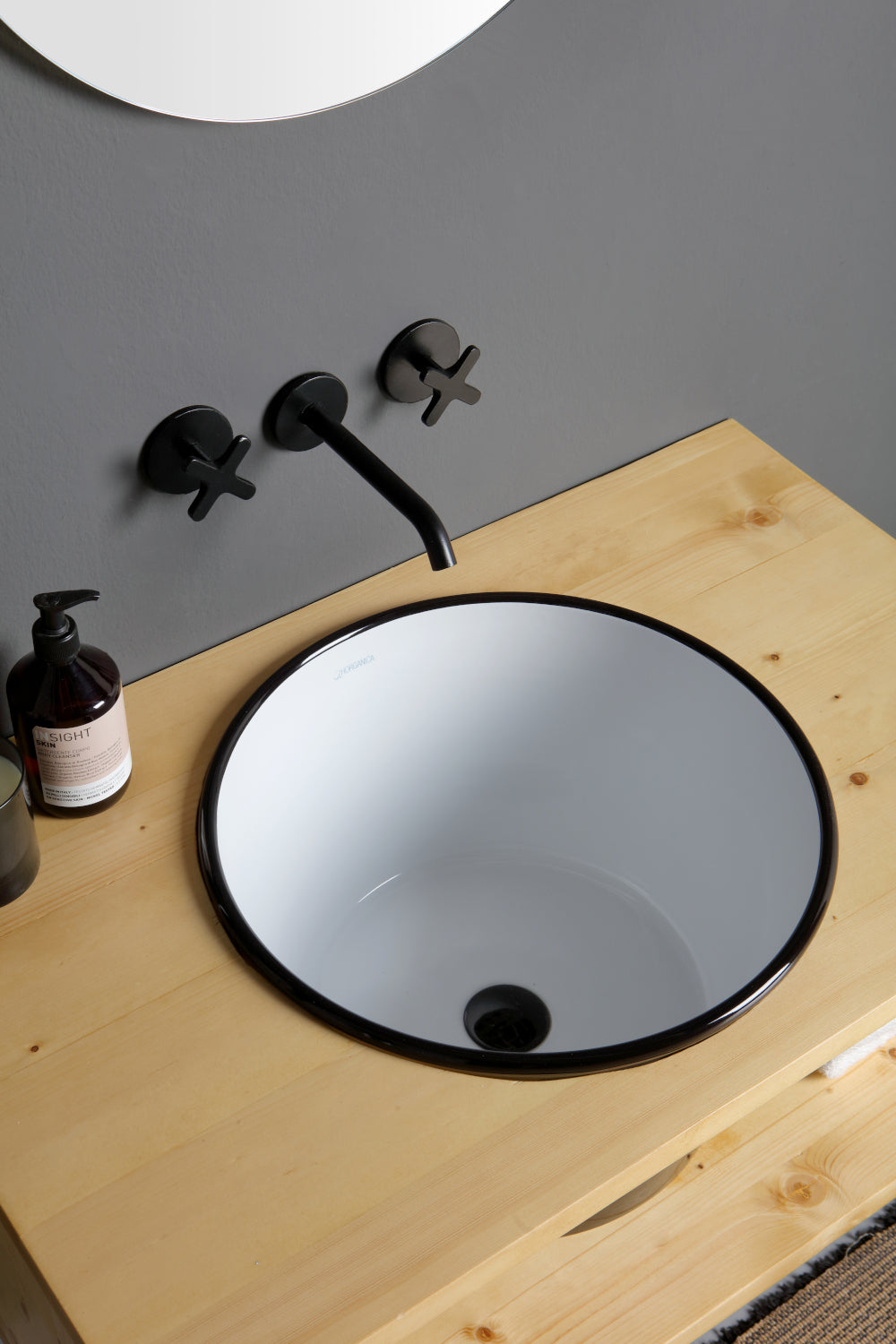 HÄNGENDE HOLZRAHMENSCHRANK