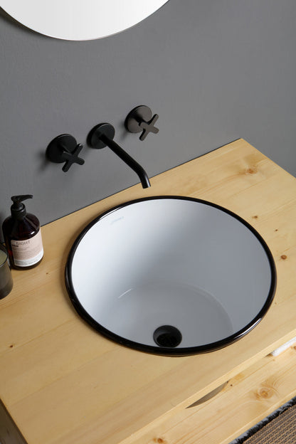 HÄNGENDE HOLZRAHMENSCHRANK