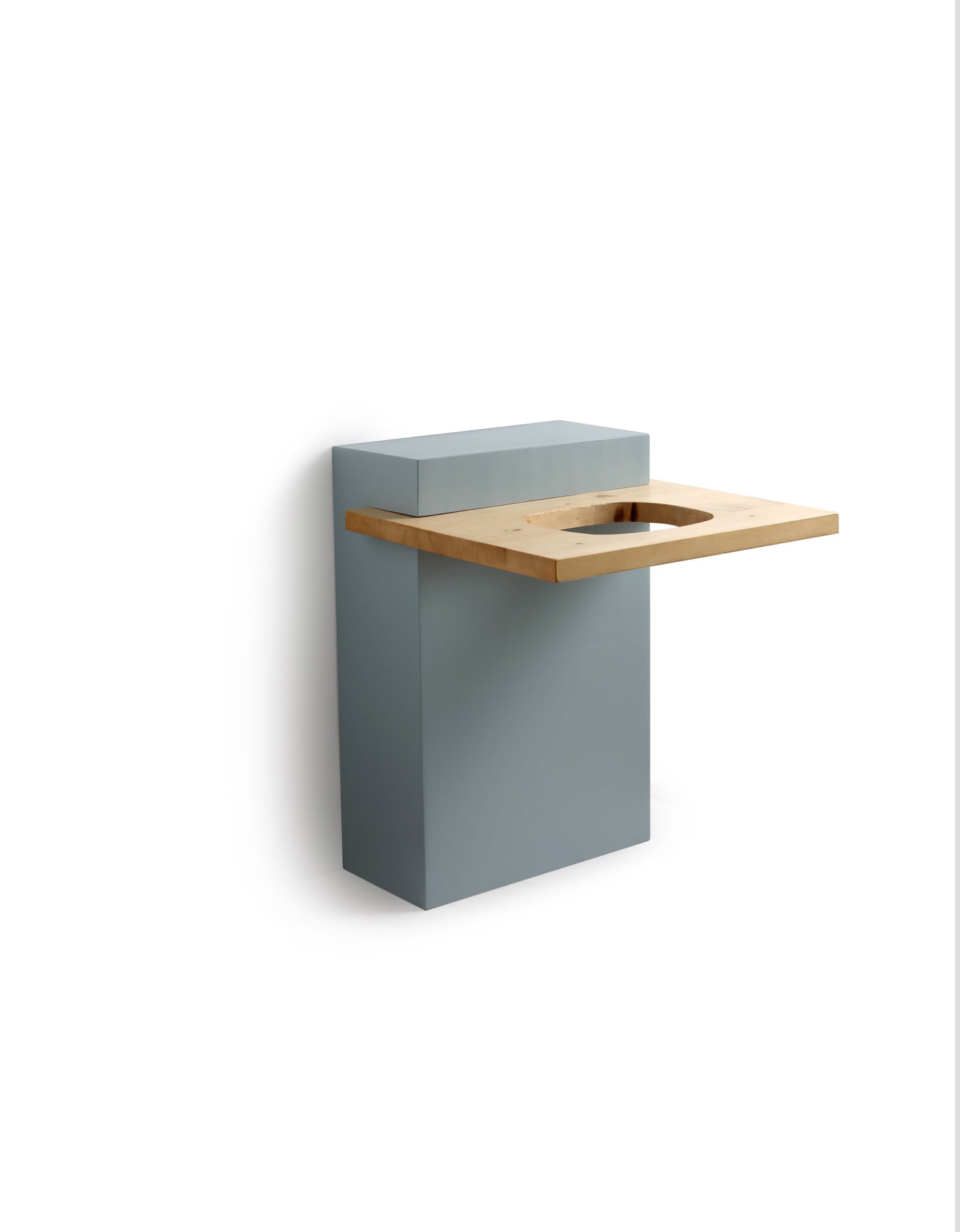 HOLZSCHRANK MIT TRIPPBAREM ABLAGE