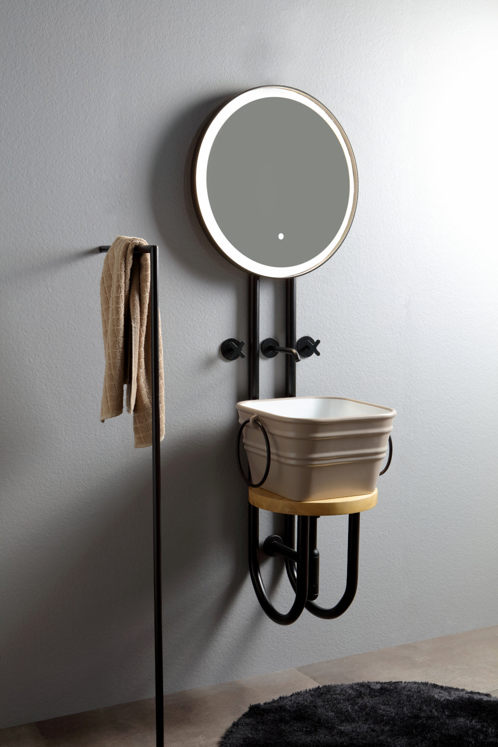 Metallrahmen mit Spiegel und Marmorablage