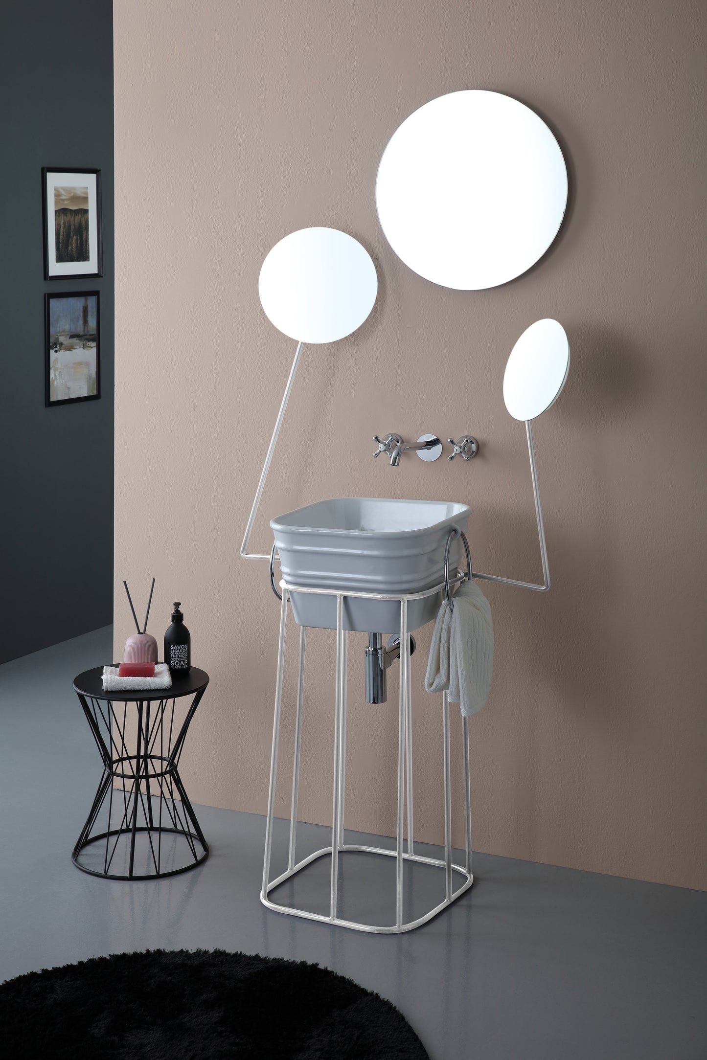 Metallkonstruktion mit Mannequin-Spiegeln