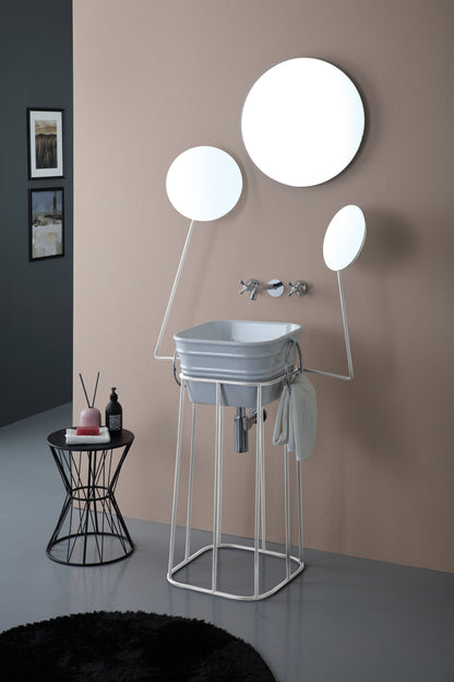 Metallkonstruktion mit Mannequin-Spiegeln