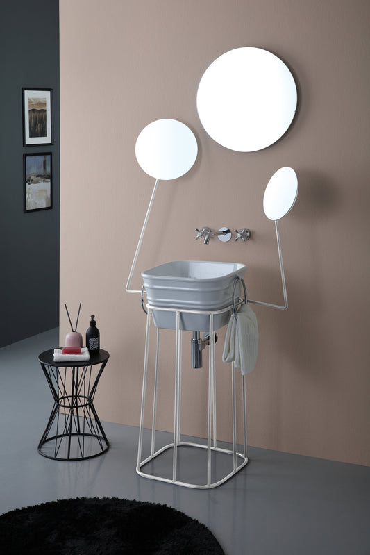 Metallkonstruktion mit Mannequin-Spiegeln