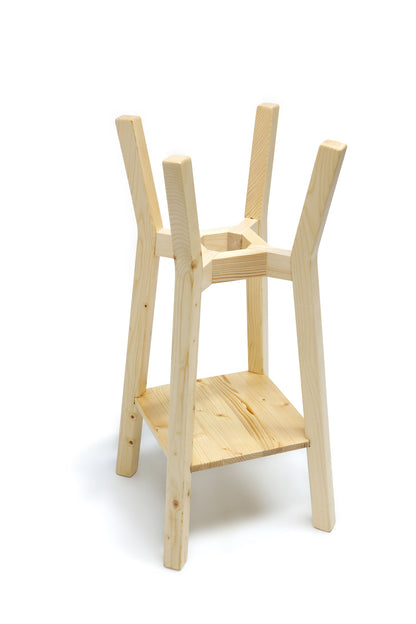 HOHE BODENKONSTRUKTION IM HOLZWÜRFELBECKEN