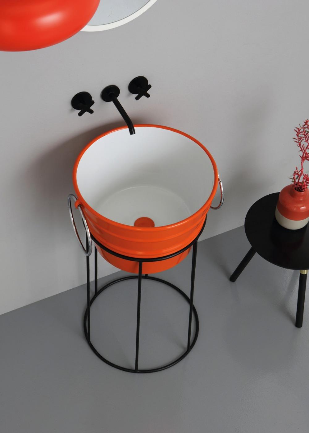 HOHE BODENKONSTRUKTION AUS METALLBAILE