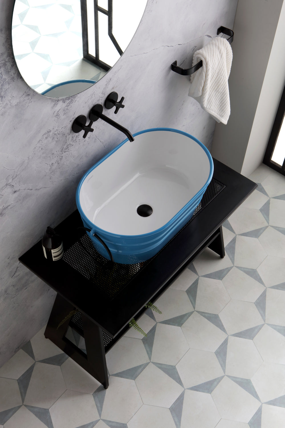 CYANNISCHE BAUMWOLLE AUF SCHWARZER STAFFEL