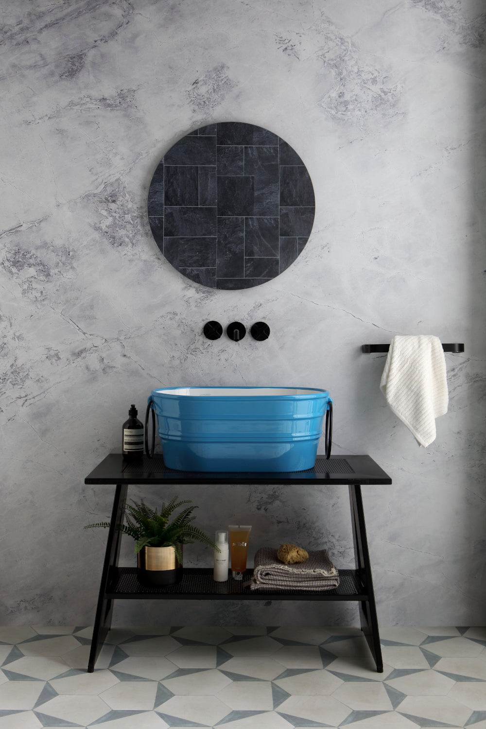 CYANNISCHE BAUMWOLLE AUF SCHWARZER STAFFEL