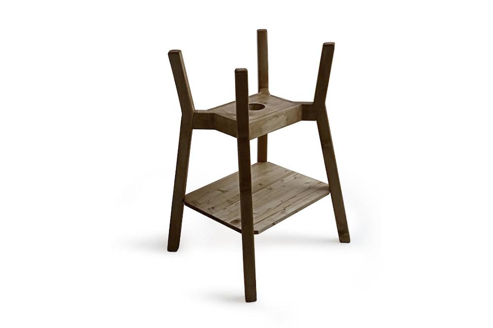 HOHE, STEHENDE HOLZWANNENKONSTRUKTION