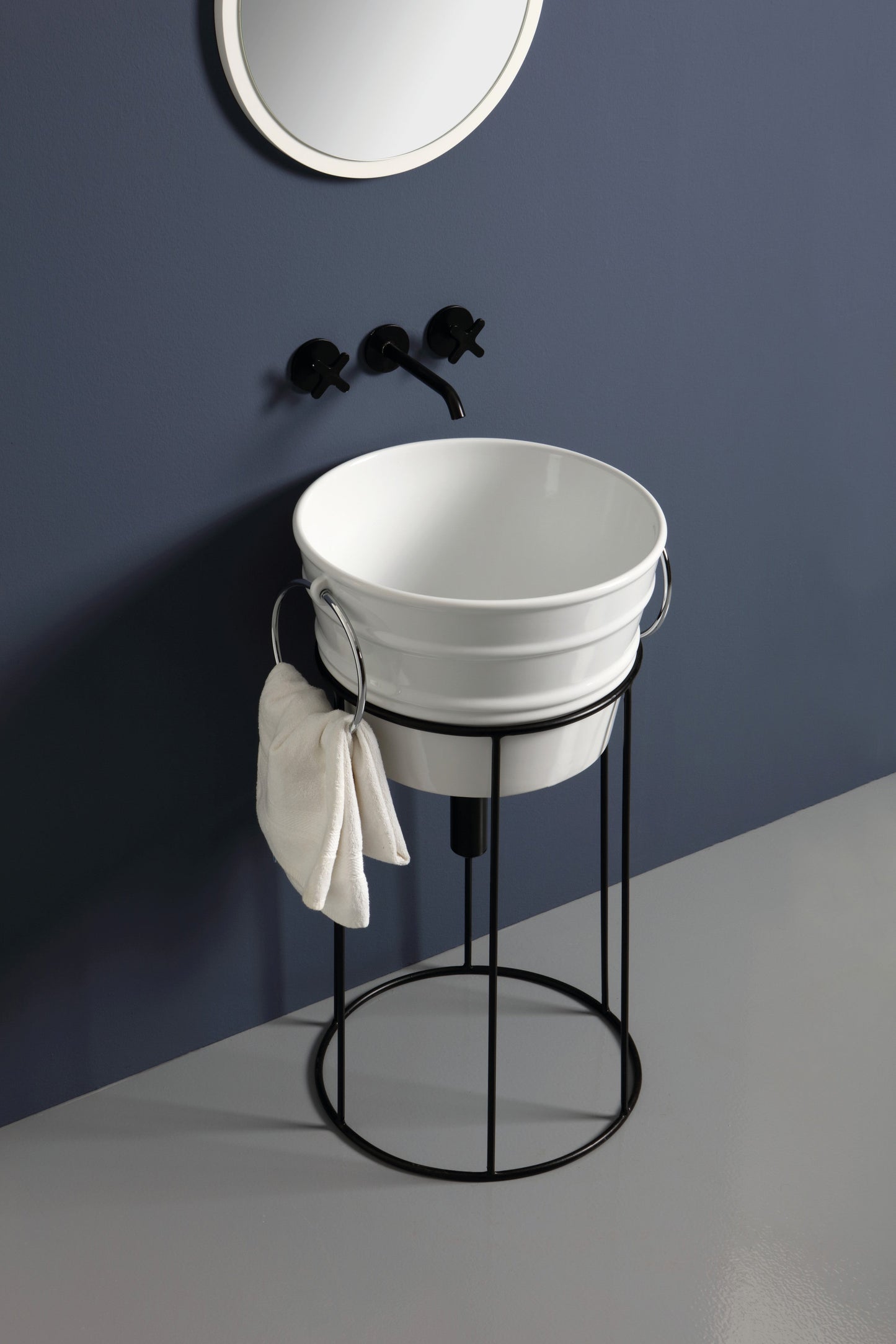 HOHE BODENKONSTRUKTION AUS METALLBAILE