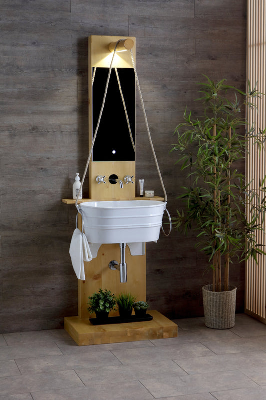 Freistehende Holzkonstruktion mit Spiegelwanne