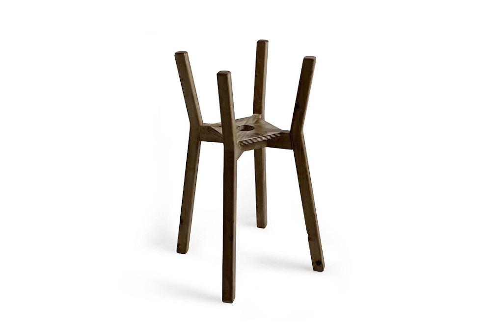 HOHE GEHÄUSEKONSTRUKTION AUS BACILE-HOLZ