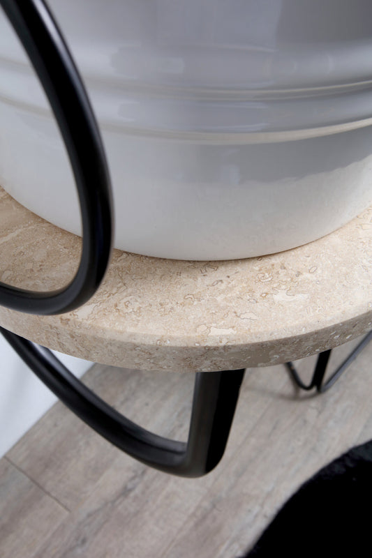 Metallrahmen mit Spiegel und Marmorablage