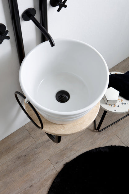 Metallrahmen mit Spiegel und Marmorablage