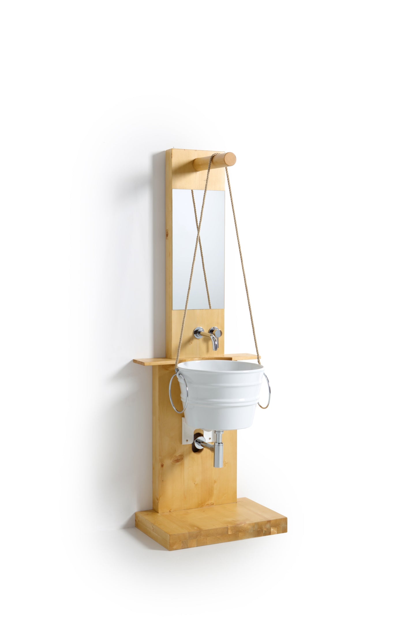 HOLZBODENKONSTRUKTION MIT SPIEGELSCHACHT BACILE