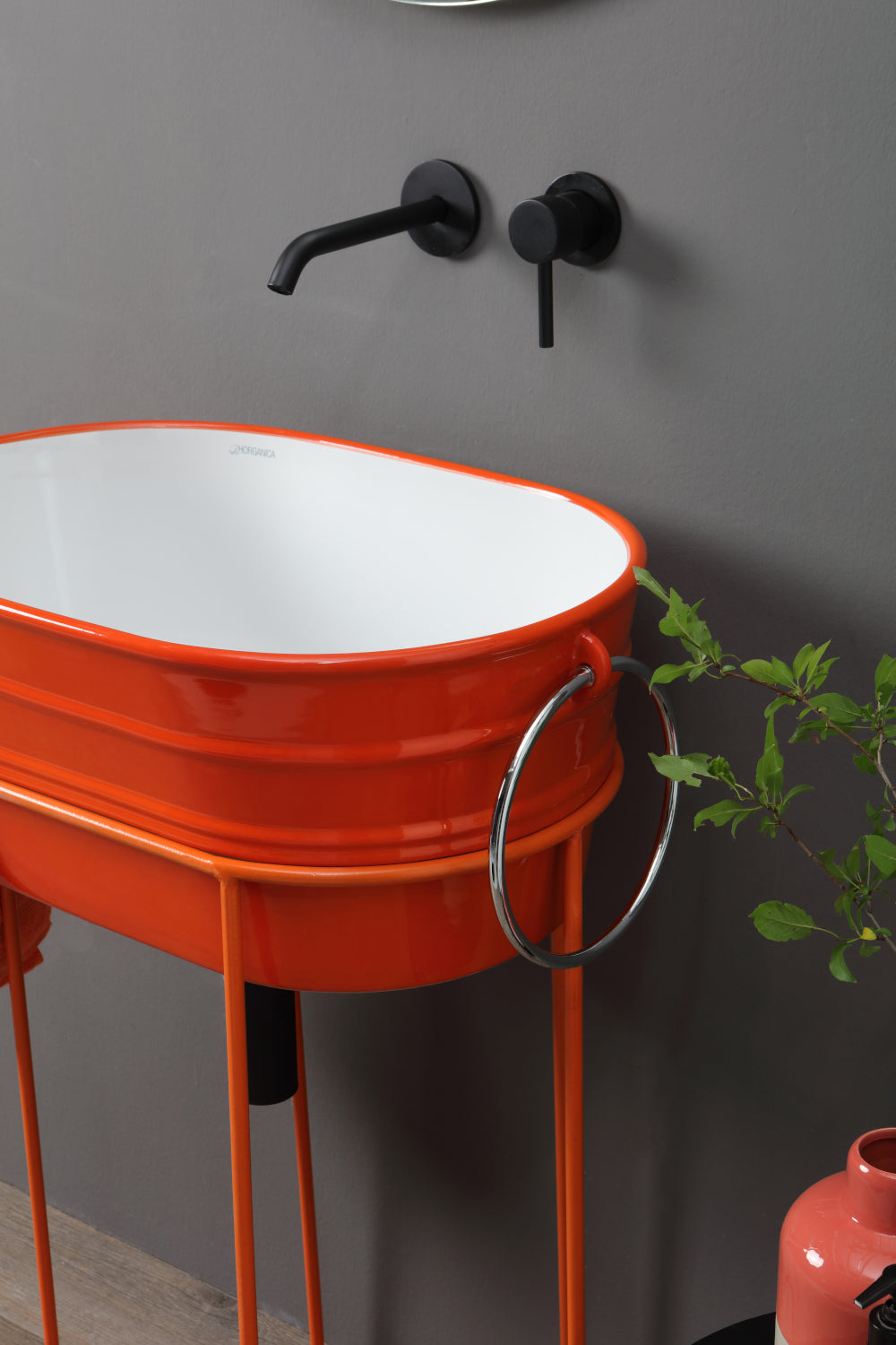 Zusammensetzung der Badewanne und Energiestruktur von Orange