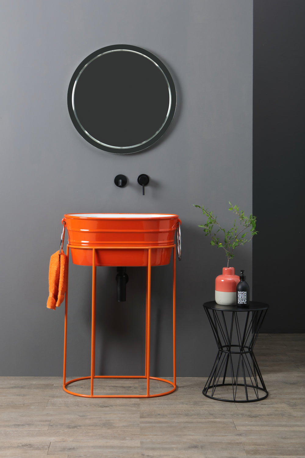 Zusammensetzung der Badewanne und Energiestruktur von Orange